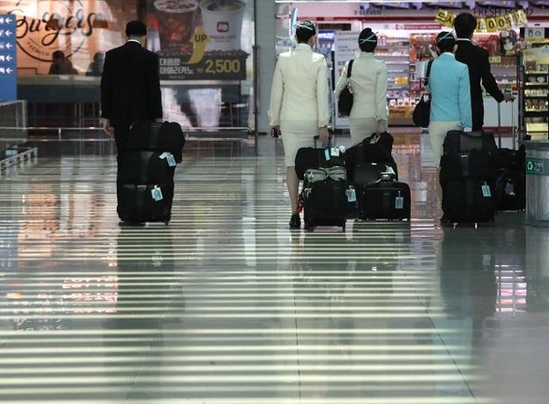 인천국제공항 2터미널에서 대한항공 객실 승무원들이 걸어가고 있다. /연합뉴스