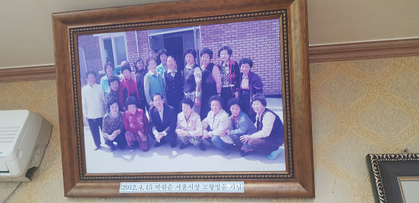 13일 고 박원순 서울시장의 고향 마을인 경남 창녕군 장마면 장가1리마을회관 한켠에 박 시장과 마을주민들이 찍은 기념사진이 액자로 걸려있다./창녕=김준호 기자