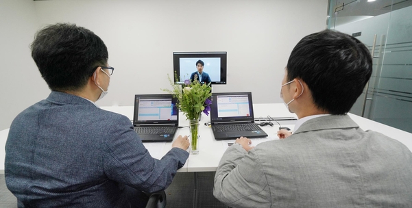 롯데건설 관계자들이 상반기 채용 면접을 온라인 화상 방식으로 진행하고 있다. /롯데건설 제공