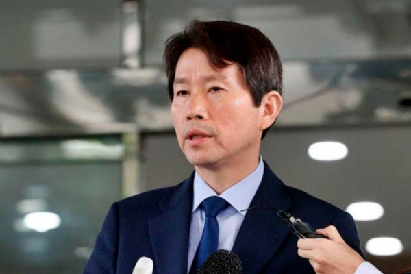 이인영 통일부 장관 후보자가 지난 6일 오전 서울 종로구 남북회담본부에 마련된 인사청문회 준비 사무실로 출근해 취재진 질문에 답하고 있다. /뉴시스