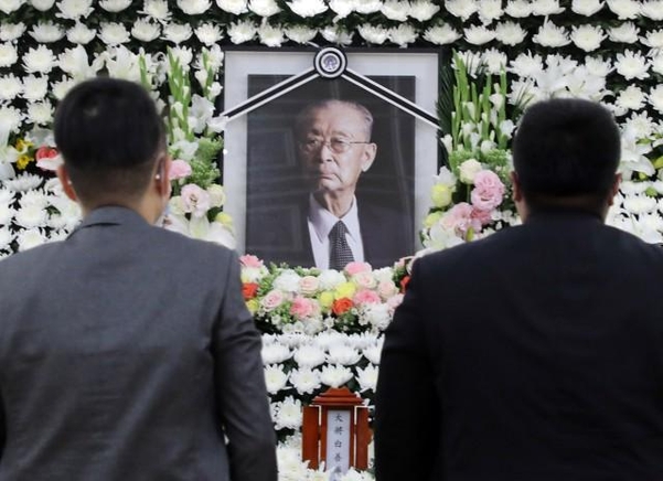 지난 12일 서울 아산병원 장례식장에 마련된 고 백선엽 장군의 빈소에서 조문객들이 분향하고 있다. /연합뉴스