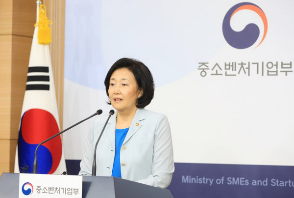 박영선 중소벤처기업부 장관이 15일 오전 대한민국 동행세일 결산 브리핑을 하고 있다. /중소벤처기업부