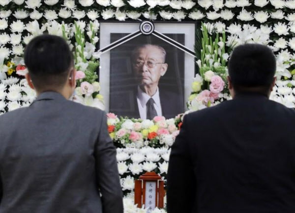 지난 12일 서울 아산병원 장례식장에 마련된 고 백선엽 장군의 빈소에서 조문객들이 분향하고 있다. /연합뉴스