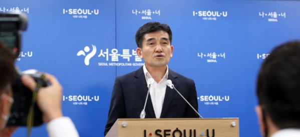황인식 서울시 대변인이 15일 서울시청 2층 브리핑실에서 고 박원순 전 시장의 성추행 사건 관련 진상규명에 대한 입장문을 낭독하고 있다. /연합뉴스