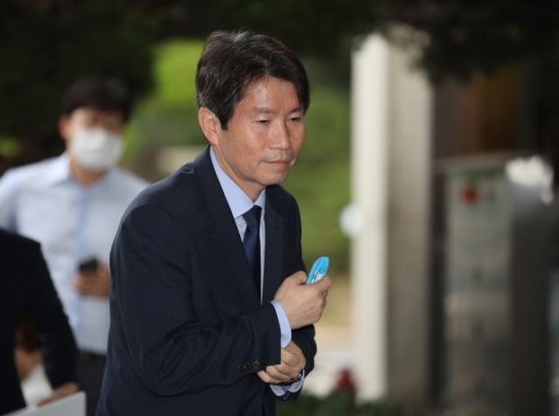 이인영 통일부 장관 후보자가 지난 6일 오전 서울 종로구 남북회담본부로 출근하고 있다. /연합뉴스