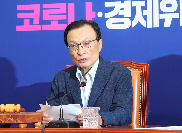 더불어민주당 이해찬 대표가 15일 서울 여의도 국회에서 열린 더불어민주당 최고위원회의에 참석해 사과 발언을 하고 있다./뉴시스