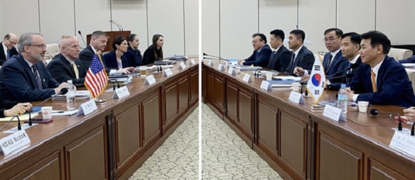 정은보 방위비분담협상대사가 지난해 12월 17일 서울 동대문구 국방연구원에서 제임스 드하트 한미 방위비협상 수석대표와 제11차 한·미 방위비 분담금 특별협정(SMA) 5차 회의를 하고 있다. /연합뉴스