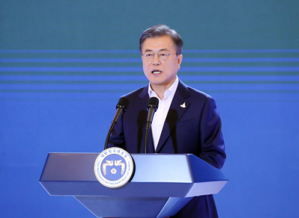 문재인 대통령이 14일 청와대 영빈관에서 열린 한국판 뉴딜 국민보고대회(제7차 비상경제회의)에 참석해 발언하고 있다. /뉴시스