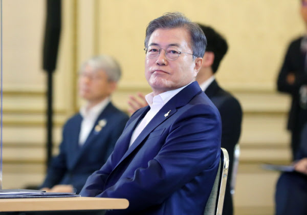 문재인 대통령이 14일 청와대 영빈관에서 열린 한국판 뉴딜 국민보고대회(제7차 비상경제회의)에 참석해 홍남기 경제부총리 겸 기획재정부 장관의 한국판 뉴딜 종합계획 발표를 듣고 있다. /뉴시스