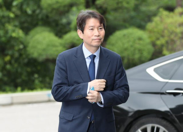 이인영 통일부 장관 후보자가 지난 6일 인사청문회 준비를 위해 서울 삼청도 남북회담본부로 출근하고 있다/연합뉴스