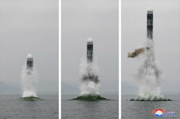 북한이 작년 10월 신형 잠수함탄도미사일(SLBM)인 북극성-3형의 시험발사를 공개한 모습. /조선중앙통신