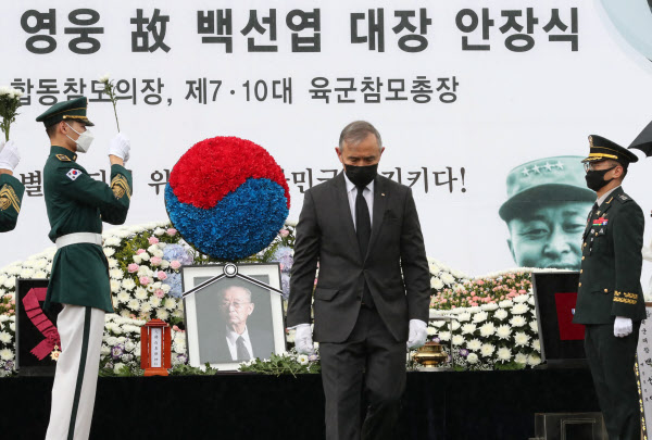 고 백선엽 예비역 육군 대장의 안장식이 엄수된 15일 오전 대전 유성구 국립대전현충원에서 해리 해리스 주한미국대사가 헌화를 마친후 이동하고 있다. /신현종 기자