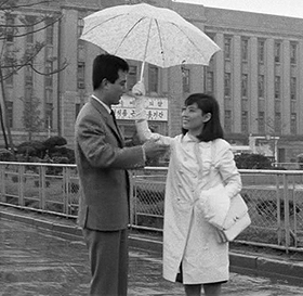‘초우’의 정비공 철수(신성일)와 식모 영희(문희). 