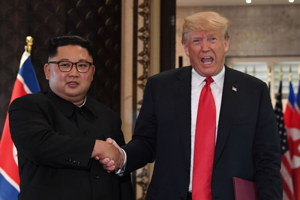 지난 2018년 6월 싱가포르 정상회담 당시 도널드 트럼프 미 대통령과 북한 김정은 /AFP 연합뉴스