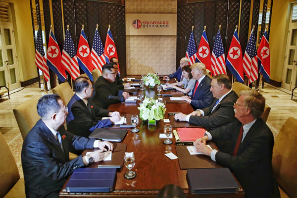 지난 2018년 싱가포르에서 확대 정상회담을 하는 도널드 트럼프 미 대통령과 북한 김정은 /싱가포르 통신정보부 제공