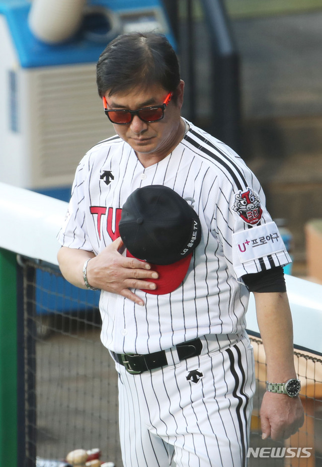  국민의례 마친 류중일 감독 