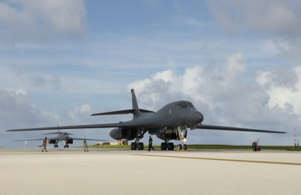 '죽음의 백조'로 불리는 미 공군 전략폭격기 B-1B 랜서 2대가 17일 괌 앤더슨 공군기지에 도착하고 있다./미 공군