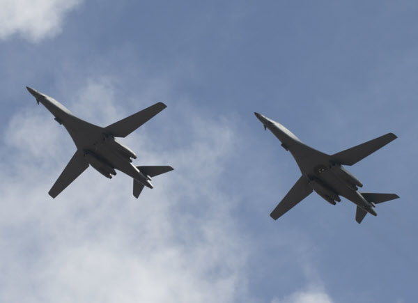 미 공군 전략폭격기 B-1B 랜서 2대가 17일 괌 앤더슨 공군기지 상공을 날고 있다. /미 공군