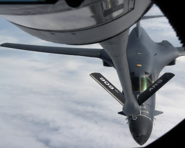 미 사우스다코다를 출발해 괌 앤더슨 공군기지로 향하는 미 공군 전략폭격기 B-1B 랜서가 17일 공중급유기 KC-135로부터 급유를 받고 있다. /미 공군