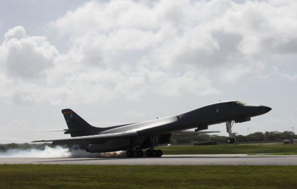 미 공군 전략폭격기 B-1B 랜서가 17일 괌 앤더슨 공군기지에 착륙하고 있다. /미 공군