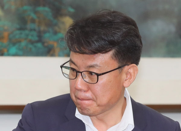 더불어민주당 진성준 전략기획위원장이 17일 국회에서 열린 최고위원회의에 참석하고 있다. /연합뉴스
