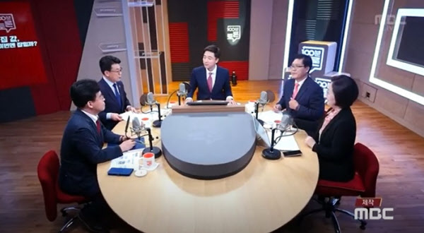 더불어민주당 전략기획위원장인 진성준(왼쪽에서 두번째) 의원이 지난 16일 밤 방송된 MBC에 출연하고 있다. 그는 토론을 마치고 마이크가 켜진 상태에서 '그래도 (집값은) 안 떨어질 것'이라고 말해 논란이 일었다. /MBC유튜브·연합뉴스
