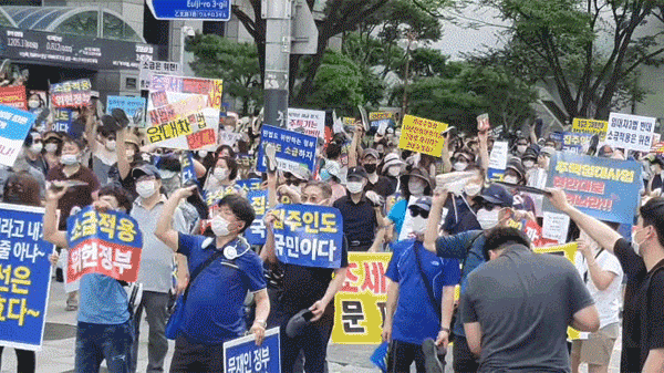 18일 오후 3시 서울 을지로 예금보험공사 앞에서 '6·17대책' '7·10대책' 등 정부의 고강도 부동산 규제에 항의하는 집회에 참석한 시민들이 '신발 던지기 퍼포먼스'를 하고 있다. /유튜브 캡쳐