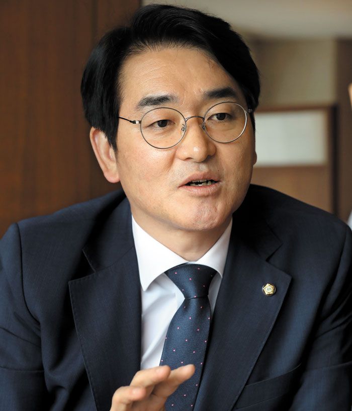 박용진 의원은 '민주당 정부를 기대했지만 현실에서는 청와대 정부가 됐다'고 말했다.