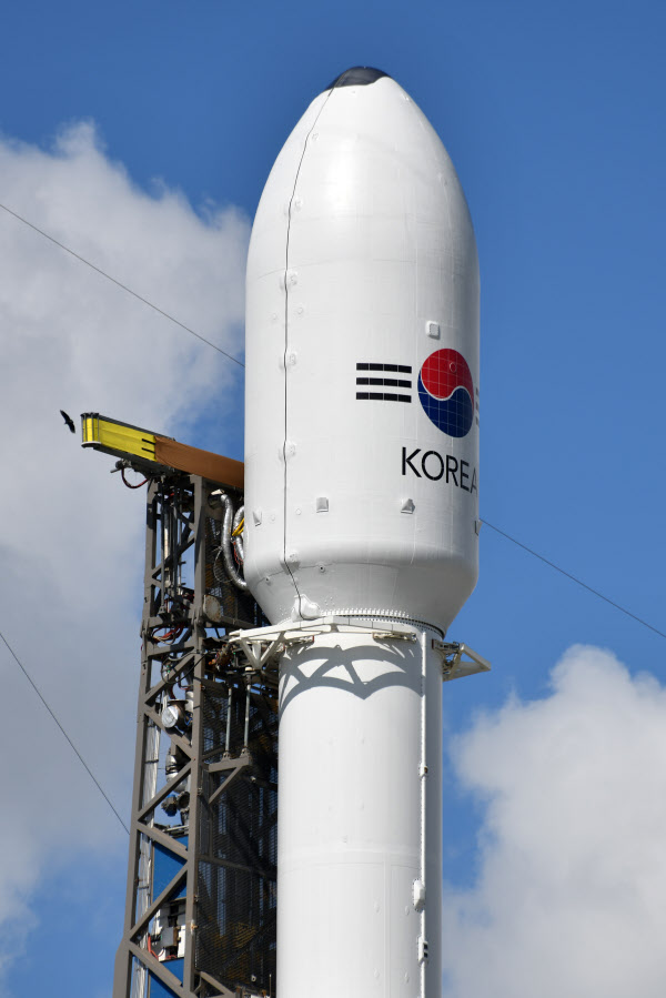 한국군 첫 전용 통신위성 '아나시스(Anasis) 2호'를 실은 팰컨9 로켓이 21일 오전 미국 플로리다주 케이프커내버럴 공군기지에서 발사되고 있다. /연합뉴스