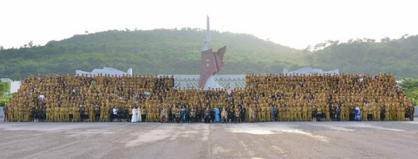지난 2018년 7월 김정은 국무위원장이 5차 노병대회 참석자들과 기념촬영을 하고 있다/노동신문