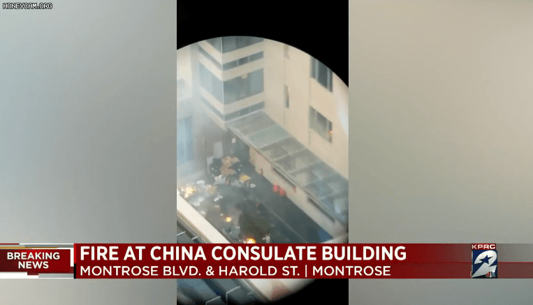 21일 저녁 8시 휴스턴 중국 총영사관 안 뜰에서 문서 등을 불태우고 있는 장면이 목격됐다. 사진은 고층 건물에서 내려다본 영사관 모습/클릭투휴스턴