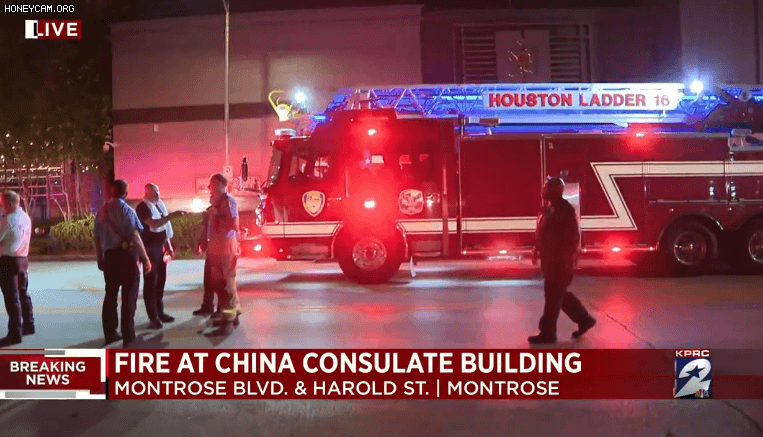 21일(현지 시각) 휴스턴 중국 총영사관 안뜰에서 화재가 발생했지만 출동한 소방대원은 허가를 받지 않아 문앞에서 대기 중이다./1Z5EJCL0J5/클릭투휴스턴
