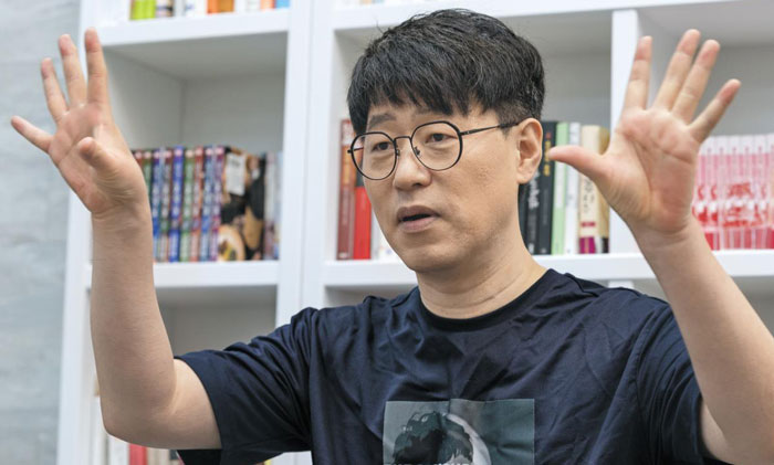 김중혁은 '그냥 '유니크'(unique·독특한)는 부족한 것 같고, 장난기 있는 '유니크'를 표현하고 싶어서 '크크' 하는 웃음소리를 섞어봤다'고 했다. 