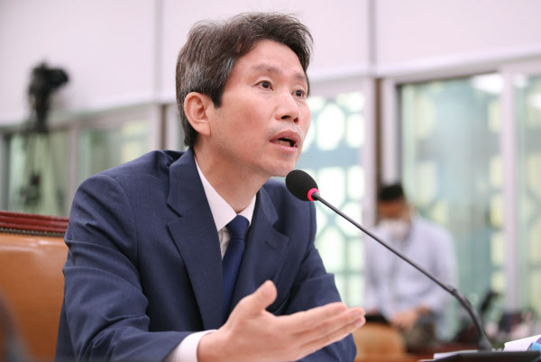 이인영 통일부 장관 후보자가 23일 서울 여의도 국회에서 열린 외교통일위원회의 국무위원후보자 인사청문회에서 의원의 질의에 답하고 있다./뉴시스