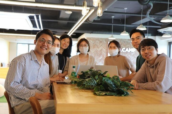 왼쪽부터 김봉중, 박윤경, 전연호, 최정민, 임새롬, 이가윤, 이승철 씨 /디캠프