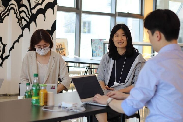 왼쪽부터 인터뷰하는 최정민 매니저, 전연호 실장 /디캠프