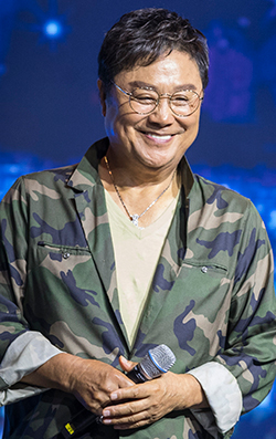 데뷔 55주년을 맞은 가수 남진이 23일 기자 간담회에서 반갑게 인사하고 있다.