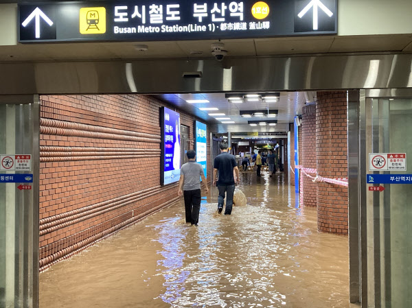 집중호우가 내린 23일 오후 부산 도시철도 1호선 부산역이 도로로 쏟아진 빗물에 유입돼 침수됐다. /연합뉴스