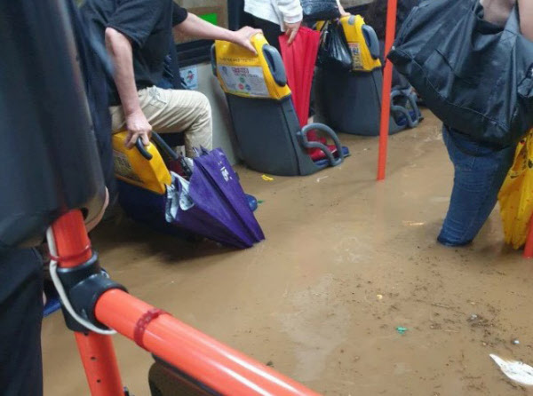 집중호우가 내린 23일 부산 한 버스에 도로 침수로 물이 차올라 있는 모습. /연합뉴스