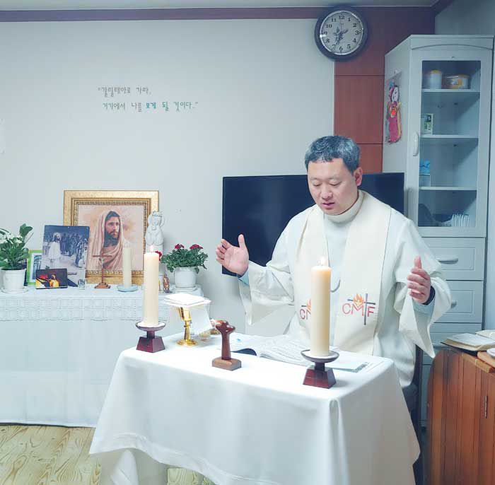 이 신부가 지난 3월 한 수녀원을 방문해 미사를 봉헌하는 모습. / 이문수 신부 제공
