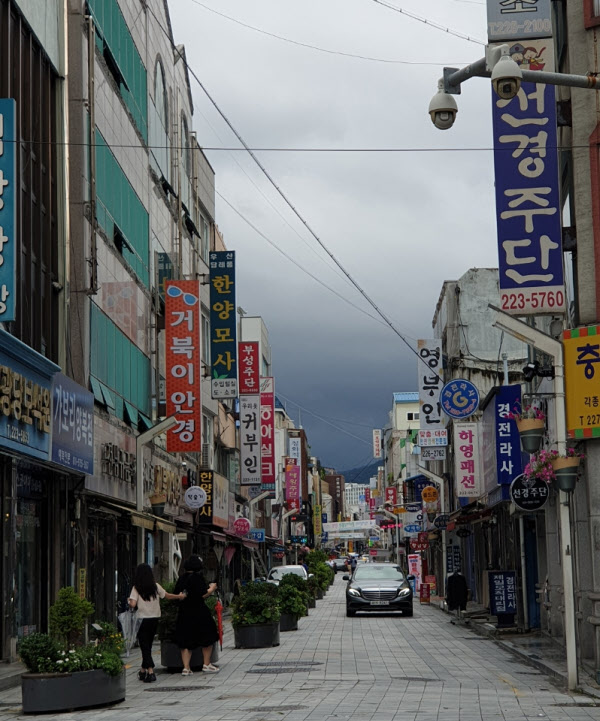 금은방과 양복점,한복점 등이 즐비하다. /권경안 기자