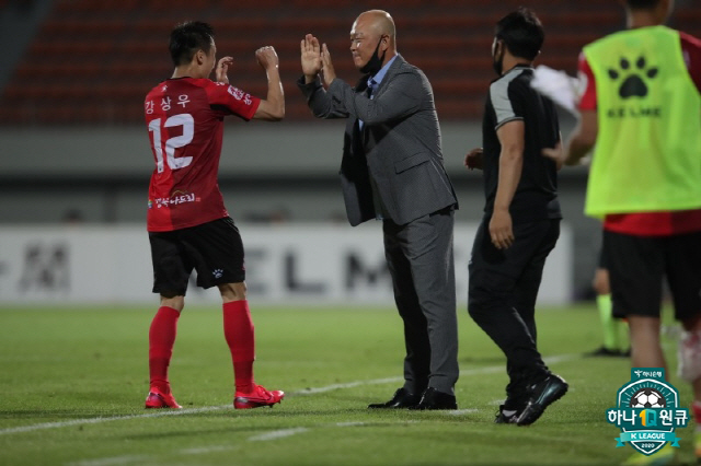 강상우와 김태완 감독 사진제공=프로축구연맹