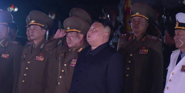 김정은 북한 국무위원장이 지난 27일 정전협정 체결 67주년을 맞아 군 장교들과 함께 평양에 있는 조국해방전쟁 참전 열사 묘를 찾아 참배하는 모습/조선중앙TV