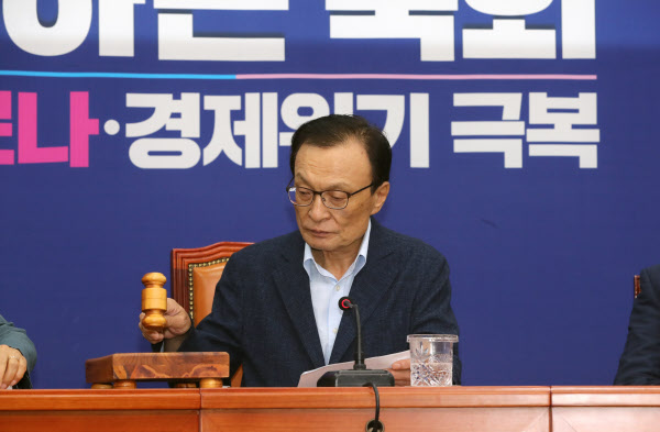 더불어민주당 이해찬 대표가 27일 오전 서울 여의도 국회에서 열린 최고위원회의에서 의사봉을 두드리고 있다./연합뉴스