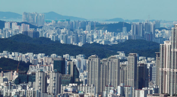 지난 26일 서울N타워에서 바라본 서울과 부천의 아파트 단지./이태경 기자