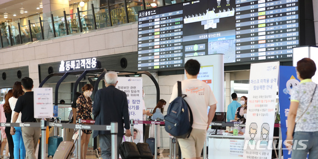 국내선 여행객들로 붐비는 김포공항