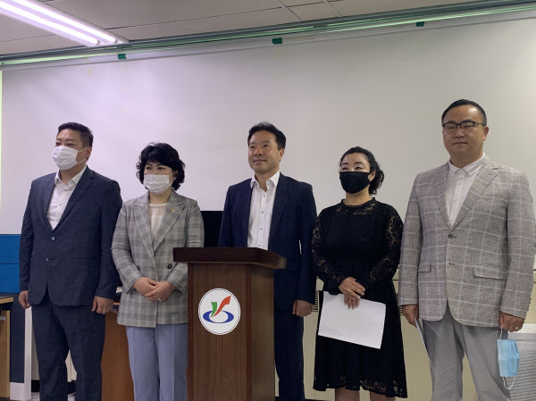 이의상(가운데) 의원이 채용 비리를 주장하며 기자회견을 열고 있다. /이의상 의원 제공