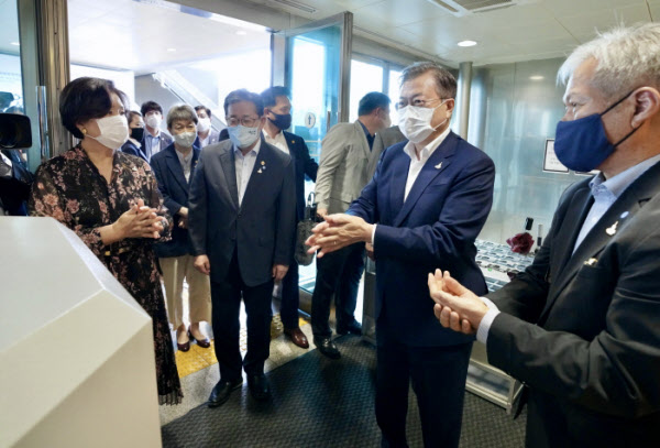 문재인 대통령과 김정숙 여사가 30일 오후 서울 용산구 국립중앙박물관에서 ‘새 보물 납시었네, 신국보보물전 2017-2019’ 관람을 위해 전시실에 입장하기 전 손을 소독하고 있다. /뉴시스