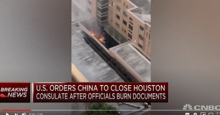 미국 정부로부터 폐쇄 요구를 받은 직후인 지난 21일 미국 휴스턴 주재 중국 총영사관 마당에서 중국 측이 문건을 불태우는 장면. /미 CNBC 방송 캡처