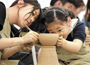지난 2019년 4월 27일부터 5월 6일까지 열린 제 21회 문경찻사발축제에서 참가자들이 물레로 도자기를 빚은 뒤 형태가 완성된 부분을 흙덩이에서 빌쇠(베는 칼)로 떼어내고 있다.